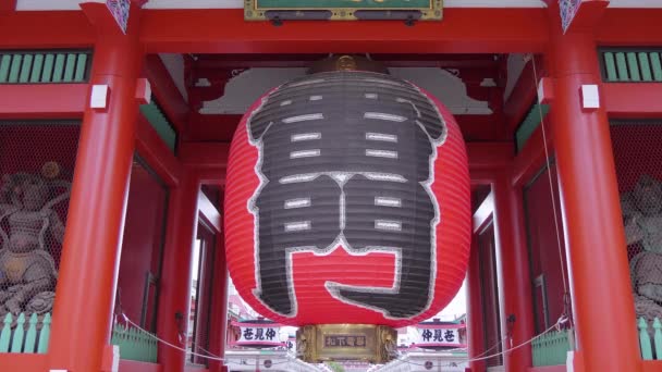 Enorme lanterna di carta al Tempio di Senso-ji a Tokyo — Video Stock