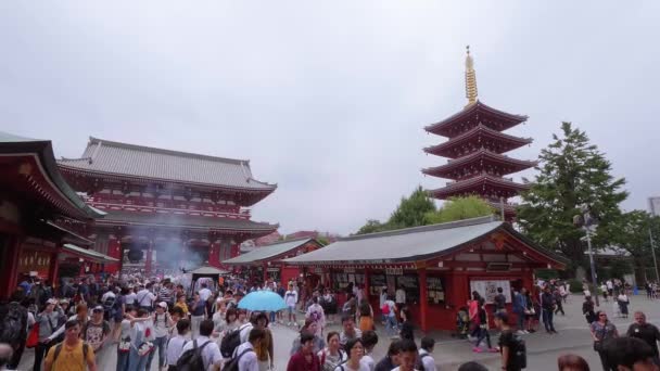 Senso-Ji Rozciągacz w Tokio - słynny Sensoji w Asakusa - Tokio, Japonia - 12 czerwca 2018 r. — Wideo stockowe