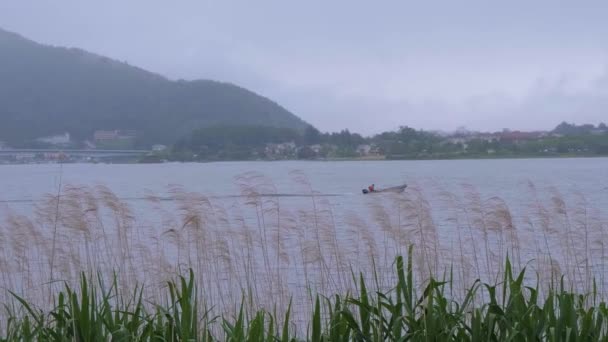 Sjön Kawaguchiko vid Mount Fuji i Japan - Kawaguchiko, Japan - 17 juni 2018 — Stockvideo