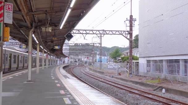 Железнодорожные пути и платформы на станции Камакура - ТОКИО, Япония - 12 июня 2018 года — стоковое видео