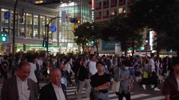 Hunderte von Menschen überqueren die Straße in Tokio shibuya - tokyo, japan - 12. Juni 2018 — Stockvideo