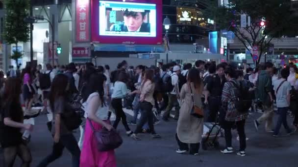 Shibuya - zaneprázdněn a populární čtvrti v Tokiu - Tokio, Japonsko - 12. června 2018 — Stock video