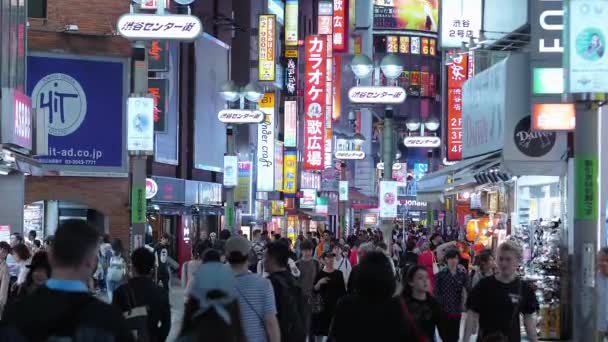 夜间涉谷--东京的一个繁忙的地方--日本东京--2018年6月12日 — 图库视频影像