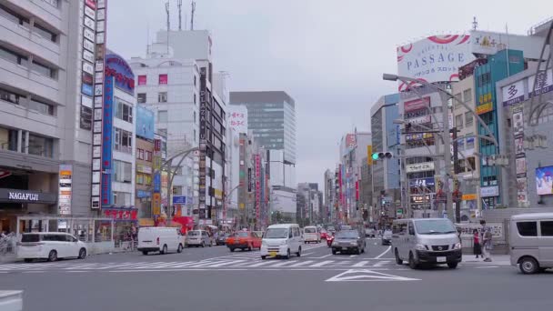 Distretto di Tokyo Ueno - street view con cartelloni pubblicitari - TOKYO, GIAPPONE - 12 GIUGNO 2018 — Video Stock