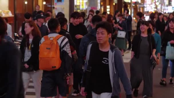 Tokyo Shinjuku de noche - un lugar ocupado para la vida nocturna - TOKYO, JAPÓN - 17 DE JUNIO DE 2018 — Vídeos de Stock