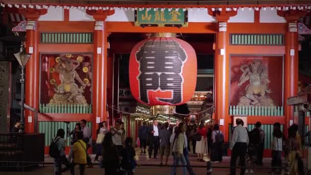 Lentera kertas besar di Kuil Senso-ji di Tokyo - TOKYO, JAPAN - JUNE 12, 2018 — Stok Video