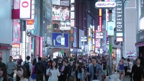 Caminhando por Shubuya - um lugar popular em Tóquio - TOKYO, JAPÃO - JUNHO 12, 2018 — Vídeo de Stock