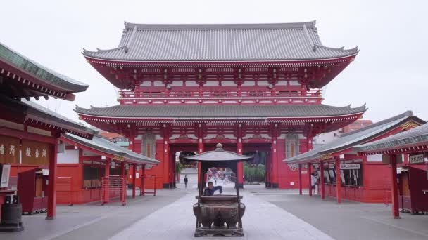 Hozo-mon Gate Senso-ji Temple v Tokiu Asakusa - Tokio, Japonsko - 12. června 2018 — Stock video