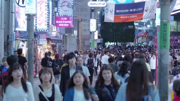 Welkom in Tokyo-Shibuya - een populaire plek in de stad - Tokio, Japan - 12 juni, 2018 — Stockvideo
