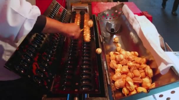 Cuire des mini crêpes sur un festival japonais de street food — Video