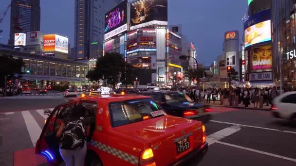 Taxi Cab en Shibuya Crossing en Tokio - un lugar concurrido - TOKYO, JAPÓN - 12 DE JUNIO DE 2018 — Vídeos de Stock