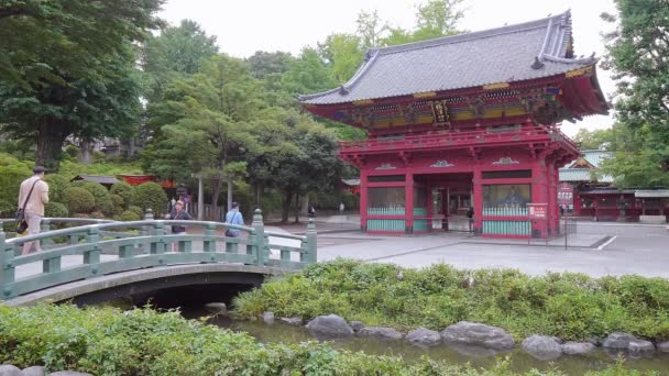 Santuario de Nezu Jinja - el famoso santuario sintoísta en Tokio Bunkyo - TOKYO, JAPÓN - 17 DE JUNIO DE 2018 — Vídeo de stock