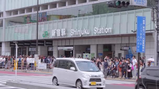 Shinjuku Station in Tokyo - een drukke station - Tokio, Japan - 17 juni, 2018 — Stockvideo