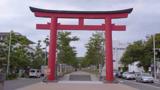 Porta Vermelha Japonesa típica nas Ruas de Kamakura chamada Porta Torii - TOKYO, JAPÃO - JUNHO 12, 2018 — Vídeo de Stock