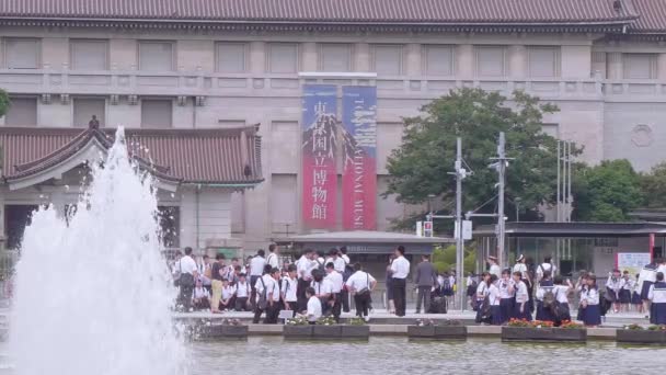 Belle fontaine au Parc Ueno avec le Musée National de Tokyo - TOKYO, JAPON - 12 JUIN 2018 — Video