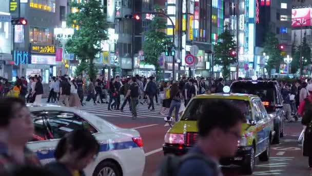 Tokyo Shinjuku de noche - un lugar ocupado para la vida nocturna - TOKYO, JAPÓN - 17 DE JUNIO DE 2018 — Vídeos de Stock