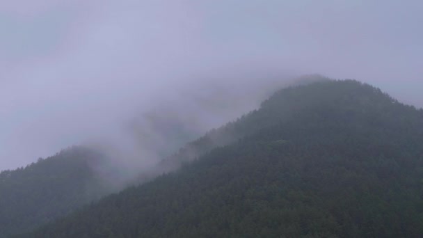 Японское нагорье вокруг горы Фудзи в тумане — стоковое видео