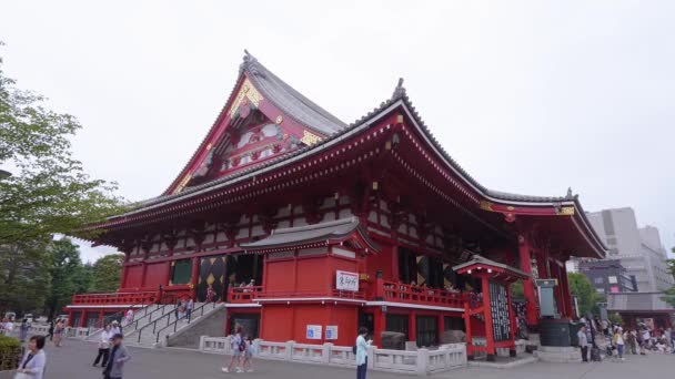 Beroemdste tempel in Tokyo - de Senso-Ji tempel in Asakusa - Tokio, Japan - 12 juni, 2018 — Stockvideo