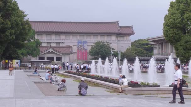 Prachtige fontein in Ueno Park met nationale Museum van Tokio - Tokio, Japan - 12 juni, 2018 — Stockvideo