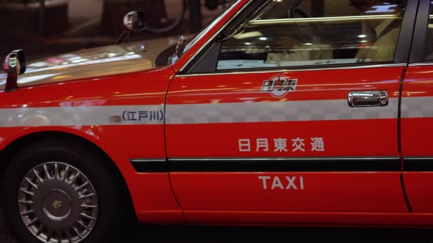 Taxi Cab en Tokio por la noche - TOKYO, JAPÓN - 12 DE JUNIO DE 2018 — Vídeo de stock