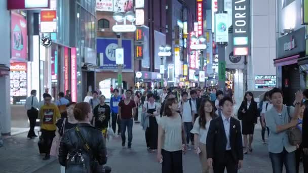 Wandelen door de Shubuya - een populaire plek in Tokio - Tokio, Japan - 12 juni, 2018 — Stockvideo