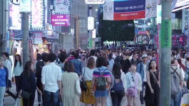Shibuya nachts - een drukke plek in Tokyo - Tokyo, Japan - 12 juni, 2018 — Stockvideo