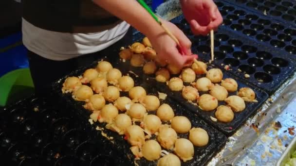 Bakning dumplings på en traditionell japansk street food festival — Stockvideo