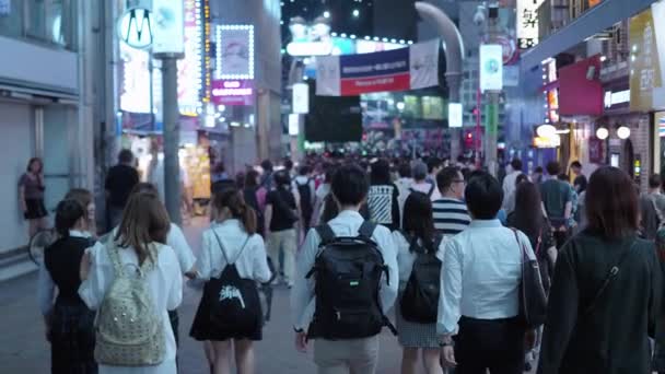 Caminando por Shubuya - un lugar popular en Tokio - TOKYO, JAPÓN - 12 DE JUNIO DE 2018 — Vídeos de Stock