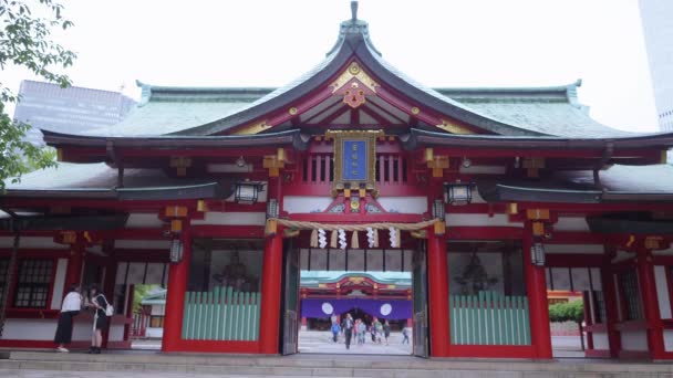 Famous Hie - Santuario en Tokio por la noche - TOKYO, JAPÓN - 12 DE JUNIO DE 2018 — Vídeo de stock