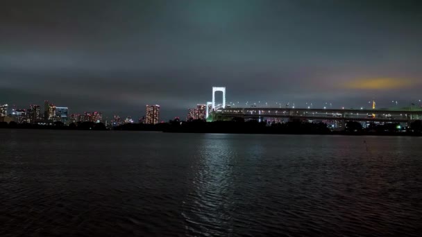 Duhový most a Panorama Tokia v noci - krásný výhled z Odaiba — Stock video