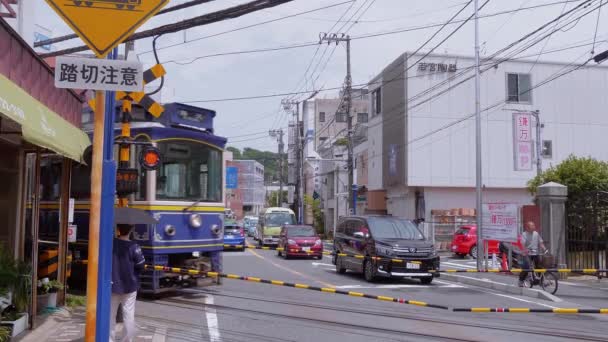 Улицы в городе Камакура - оживленное место для туристов - ТОКИО, Япония - 12 июня 2018 года — стоковое видео