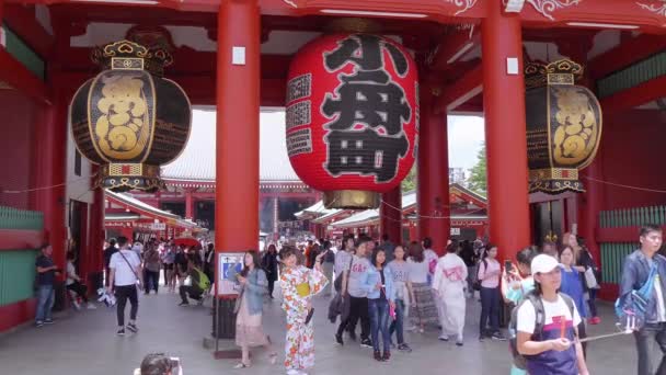 Templo mais famoso em Tóquio - O Templo Senso-Ji em Asakusa - TOKYO, JAPÃO - JUNHO 12, 2018 — Vídeo de Stock