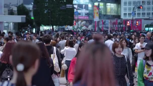 夜间涉谷--东京的一个繁忙的地方--日本东京--2018年6月12日 — 图库视频影像