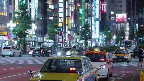 Tokyo Shinjuku de noche - un lugar ocupado para la vida nocturna - TOKYO, JAPÓN - 17 DE JUNIO DE 2018 — Vídeo de stock