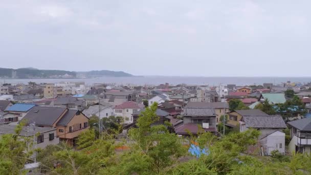 Groothoek uitzicht over de stad Kamakura in Japan — Stockvideo