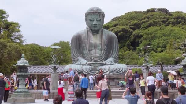 Svět slavné Buddhy Daibucu - velká socha Buddhy v Kamakura - Tokio, Japonsko - 12. června 2018 — Stock video