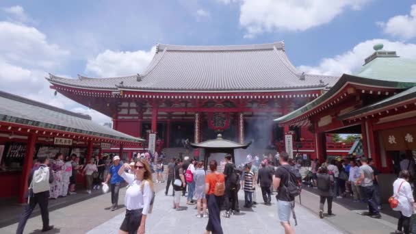 Beroemdste tempel in Tokyo - de Senso-Ji tempel in Asakusa - Tokio, Japan - 12 juni, 2018 — Stockvideo