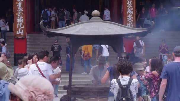 Palitos religiosos inocentes queimando em uma chaleira - Templo de Asakusa Tóquio - TOKYO, JAPÃO - JUNHO 19, 2018 — Vídeo de Stock