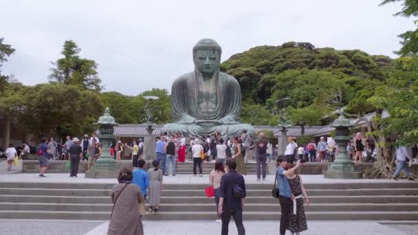 Buda mundialmente famoso Daibutsu - a Grande Estátua de Buda em Kamakura - TOKYO, JAPÃO - JUNHO 12, 2018 — Vídeo de Stock