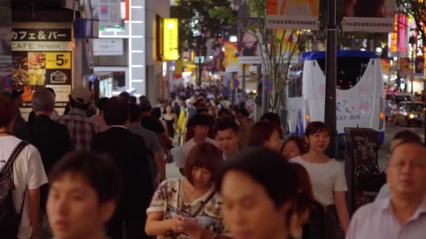 Misa de personas en la calle de Tokio por la noche - TOKYO, JAPÓN - 12 DE JUNIO DE 2018 — Vídeos de Stock