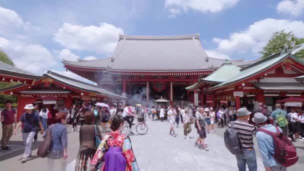Beroemdste tempel in Tokyo - de Senso-Ji tempel in Asakusa - Tokio, Japan - 12 juni, 2018 — Stockvideo