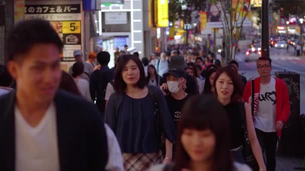 Masa ludzi na ulicy Tokio nocą - Tokio, Japonia - 12 czerwca 2018 r. — Wideo stockowe