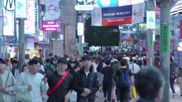 Shibuya nachts - een drukke plek in Tokyo - Tokyo, Japan - 12 juni, 2018 — Stockvideo