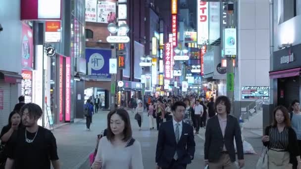 Tokyo Shibuya nachts - een drukke en populaire wijk in de stad - Tokio, Japan - 12 juni, 2018 — Stockvideo