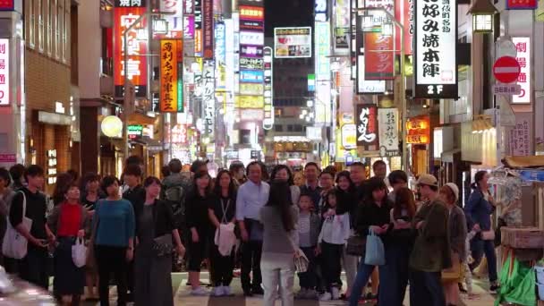 Δημοφιλή νυχτερινή ζωή στο Τόκιο - η πολυσύχναστη περιοχή της Σιντζούκου - Τόκιο, Ιαπωνία - 17 Ιουνίου 2018 — Αρχείο Βίντεο
