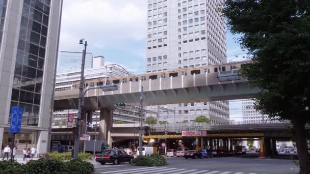 Chegada e partida de trens na estação de Tóquio - a estação ferroviária central da cidade - TOKYO, JAPÃO - JUNHO 19, 2018 — Vídeo de Stock