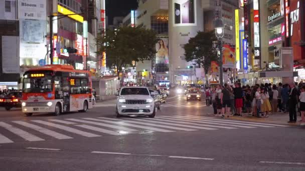 Shibuya street view at night - a busy district in Tokyo- TOKYO, JAPÓN - 12 DE JUNIO DE 2018 — Vídeo de stock