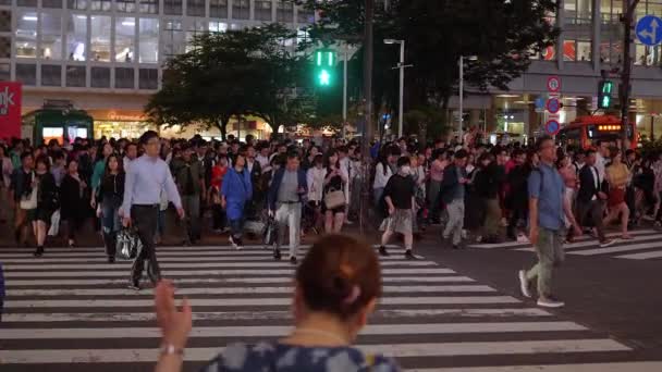 Shibuya street view at night - a busy district in Tokyo- TOKYO, JAPÓN - 12 DE JUNIO DE 2018 — Vídeos de Stock