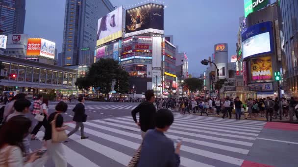 Cruce de Shibuya en Tokio - un lugar concurrido - TOKYO, JAPÓN - 12 DE JUNIO DE 2018 — Vídeos de Stock