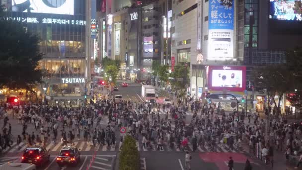 Cruce de Shibuya en Tokio - un lugar concurrido - TOKYO, JAPÓN - 12 DE JUNIO DE 2018 — Vídeos de Stock